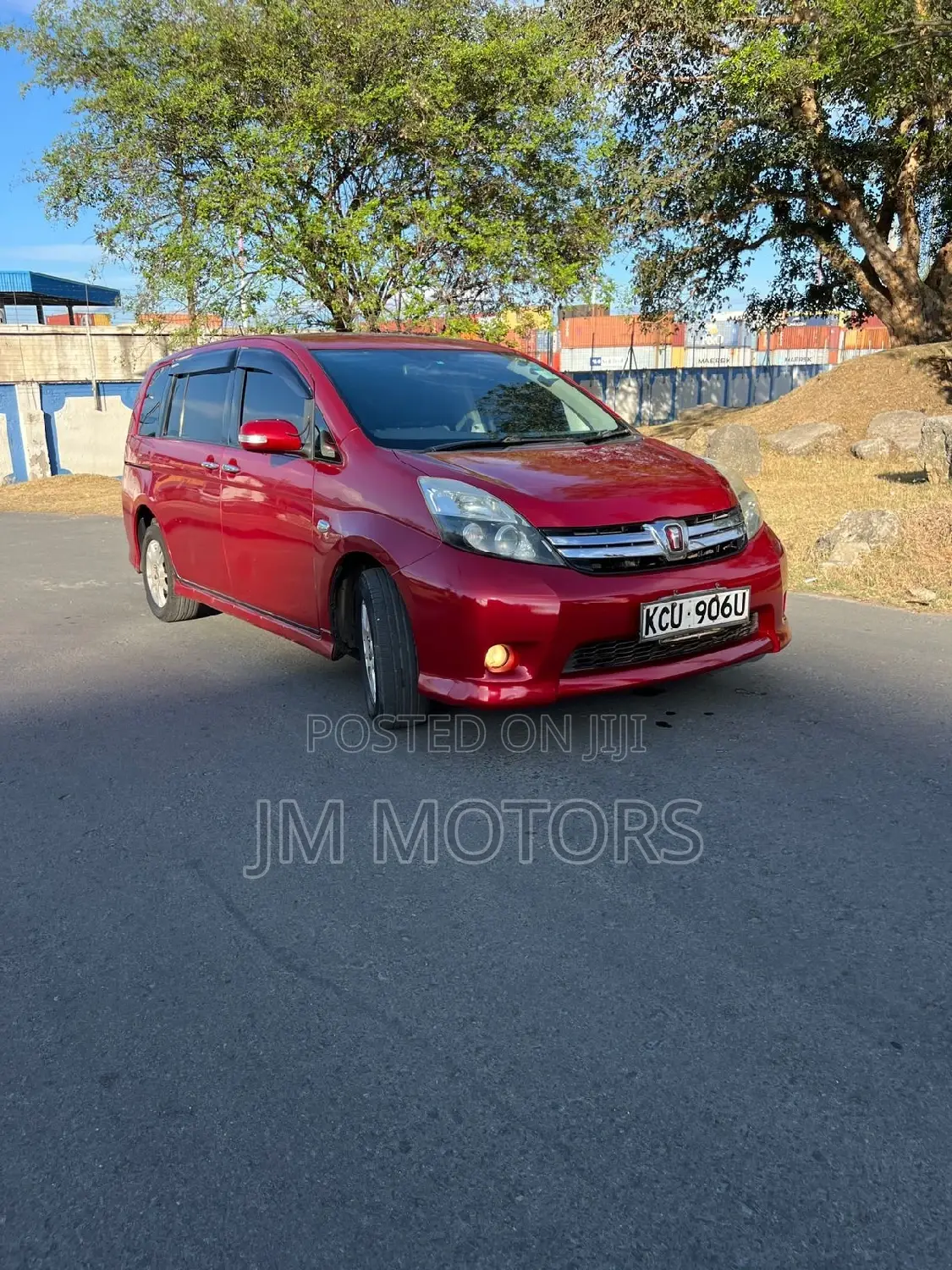 Toyota ISIS 2012 Red