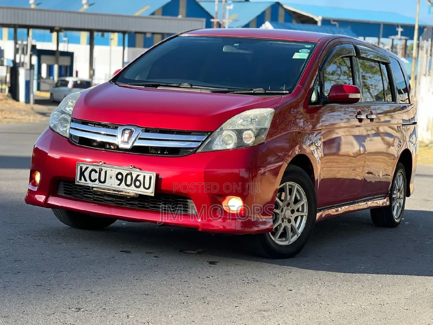 Toyota ISIS 2012 Red