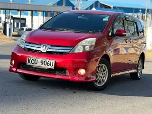 Toyota ISIS 2012 Red