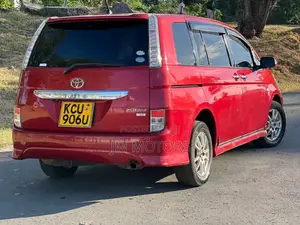 Toyota ISIS 2012 Red