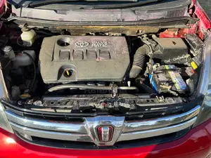 Toyota ISIS 2012 Red