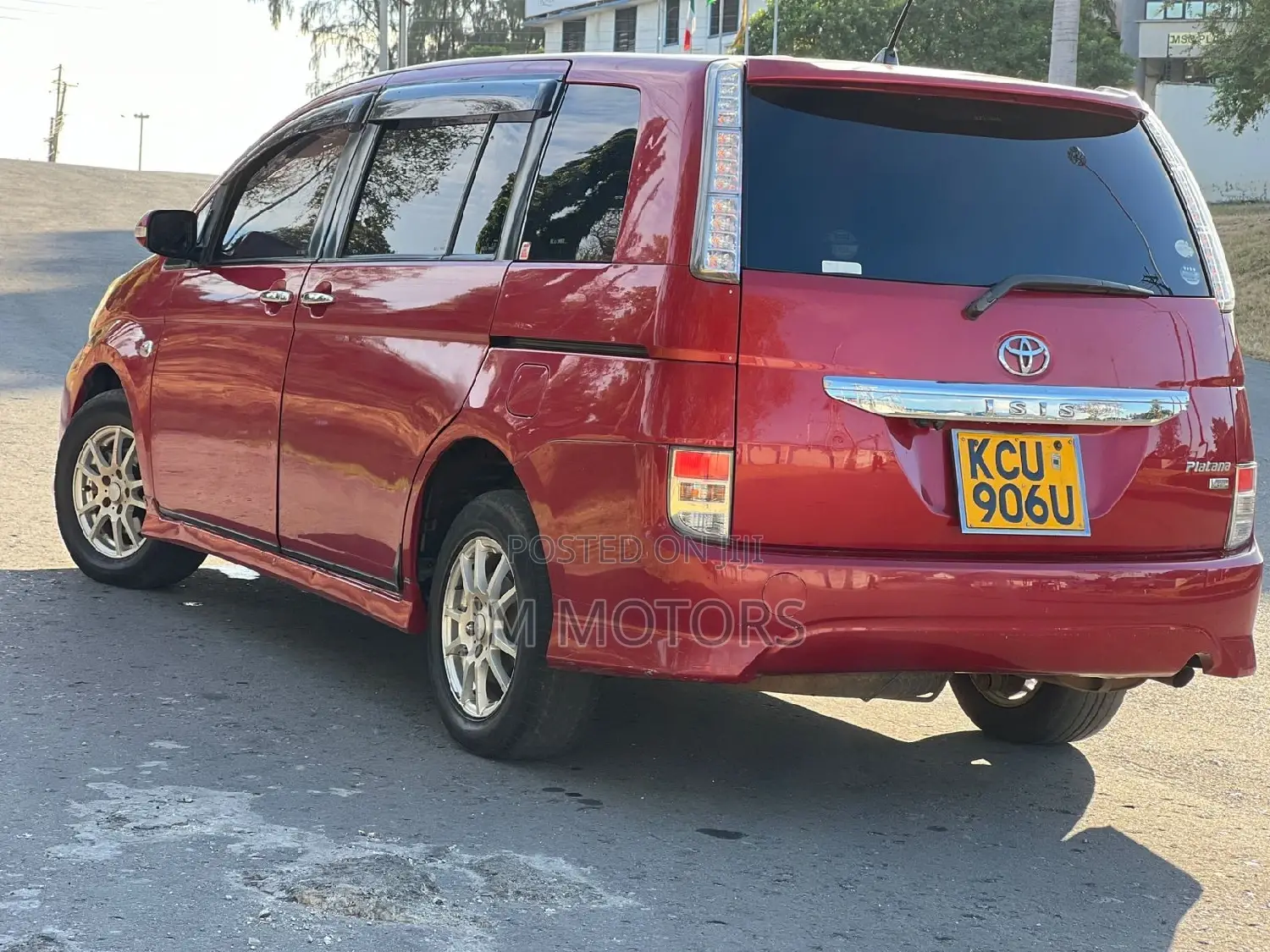 Toyota ISIS 2012 Red