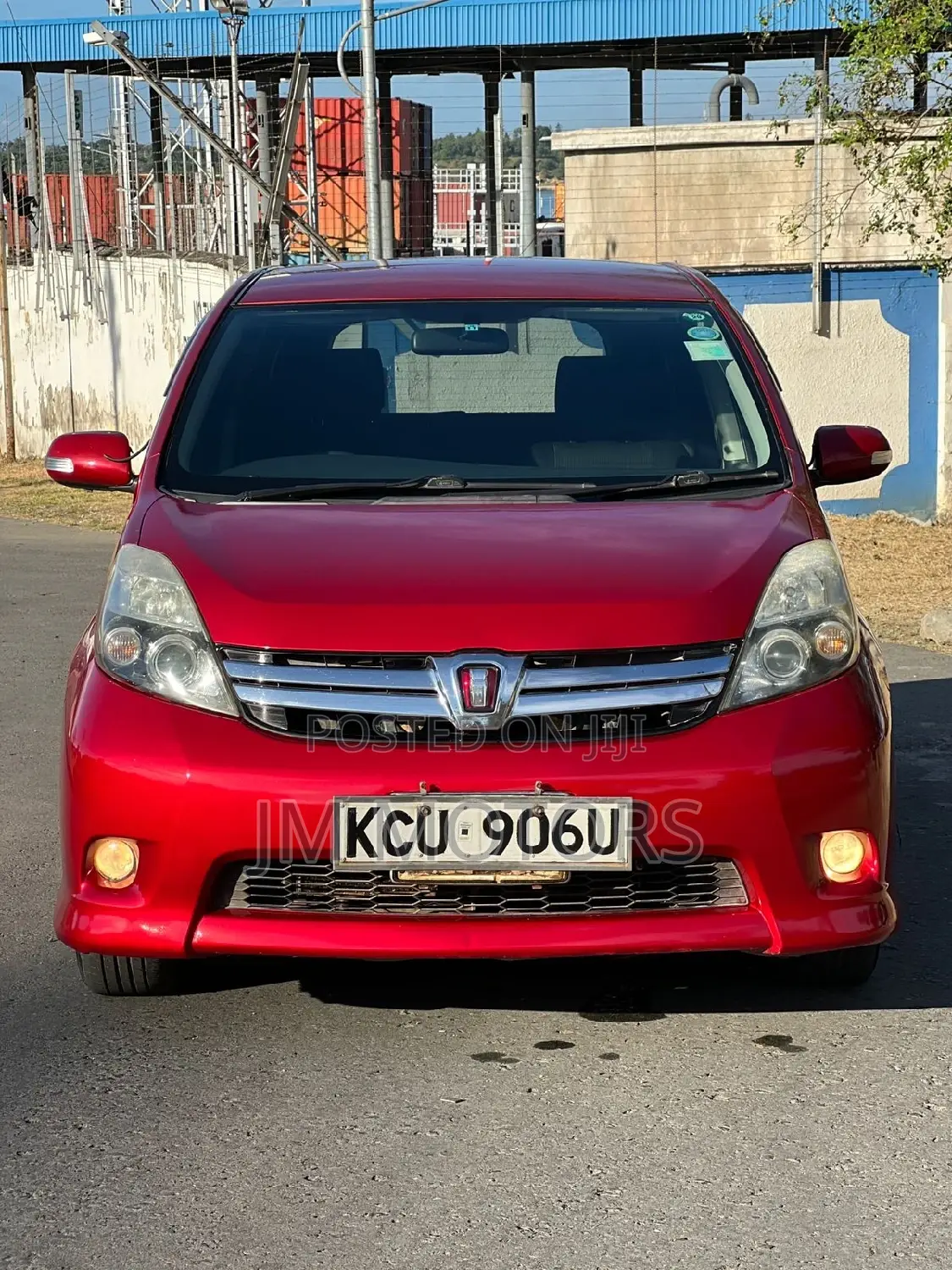 Toyota ISIS 2012 Red