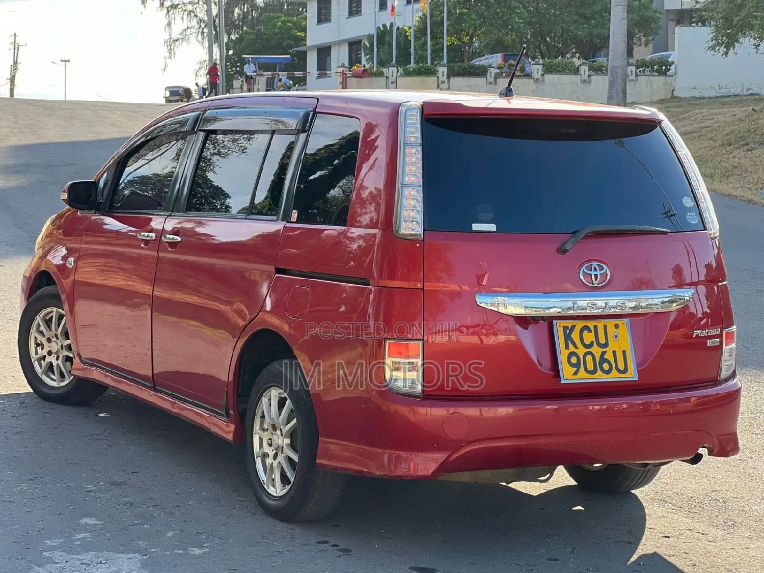 Toyota ISIS 2012 Red