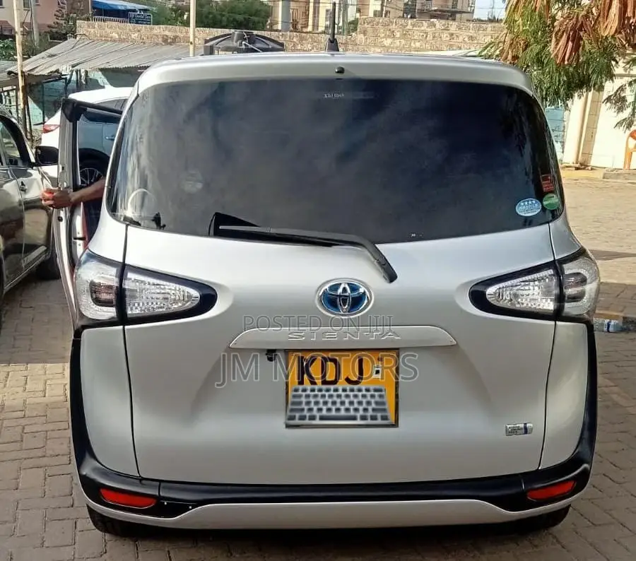 Toyota Sienta 2017 Silver