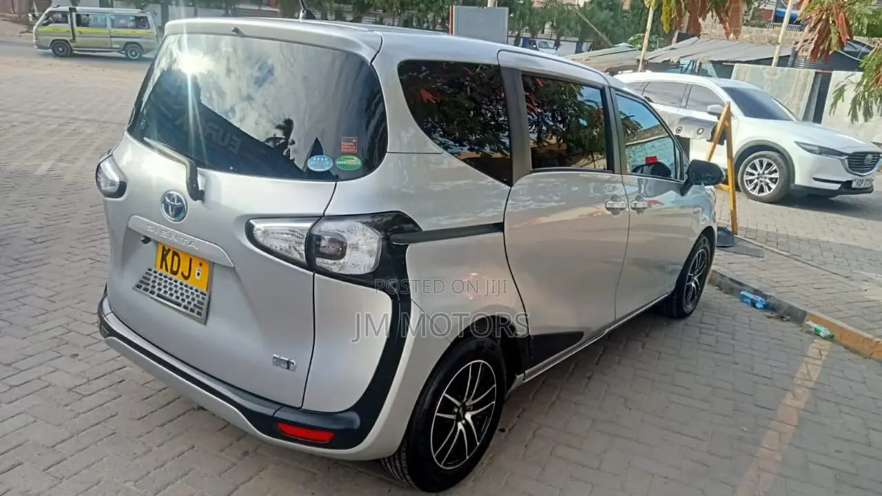 Toyota Sienta 2017 Silver