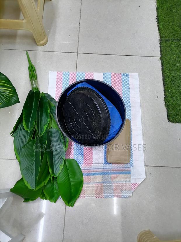 24 Leaves Banana Plant, Plastic Vase and Pebble Stones