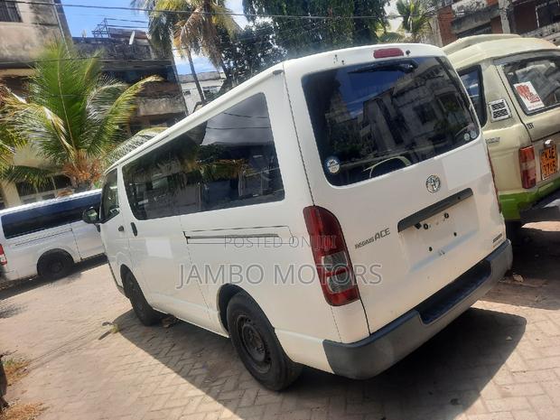 Toyota Regius 2017 White - thumbnail 4