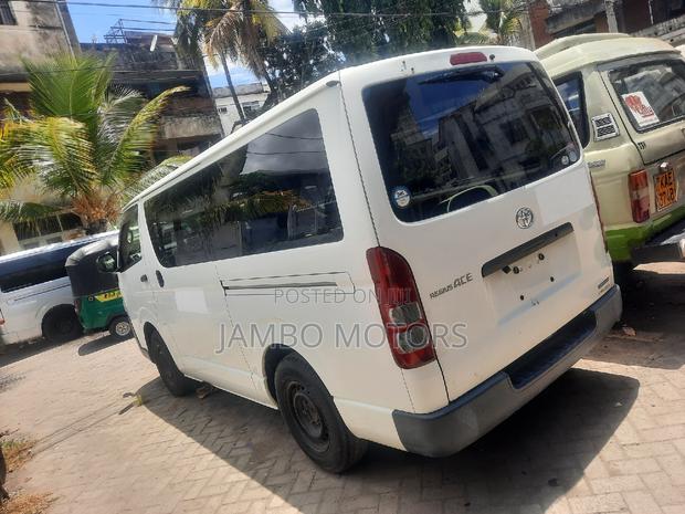 Toyota Regius 2017 White - thumbnail 5
