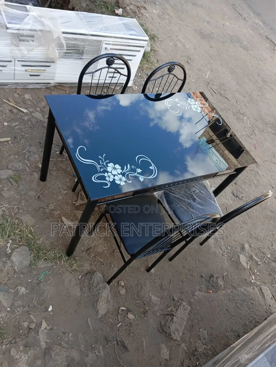 Imported Morden Dinning Table 4 Seater Top Glass