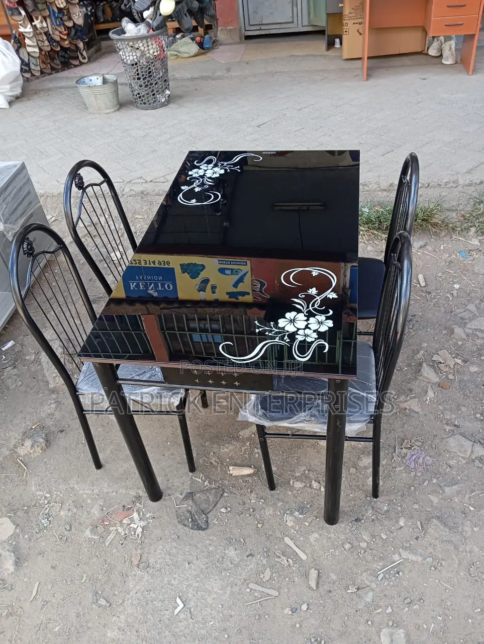 Imported Morden Dinning Table 4 Seater Top Glass