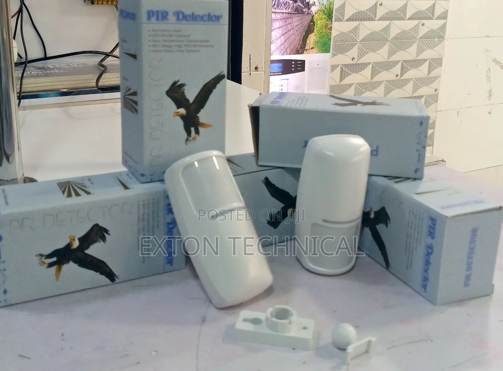 Motion Sensor With Mounting Bracket & Bag Of Mounting Screws