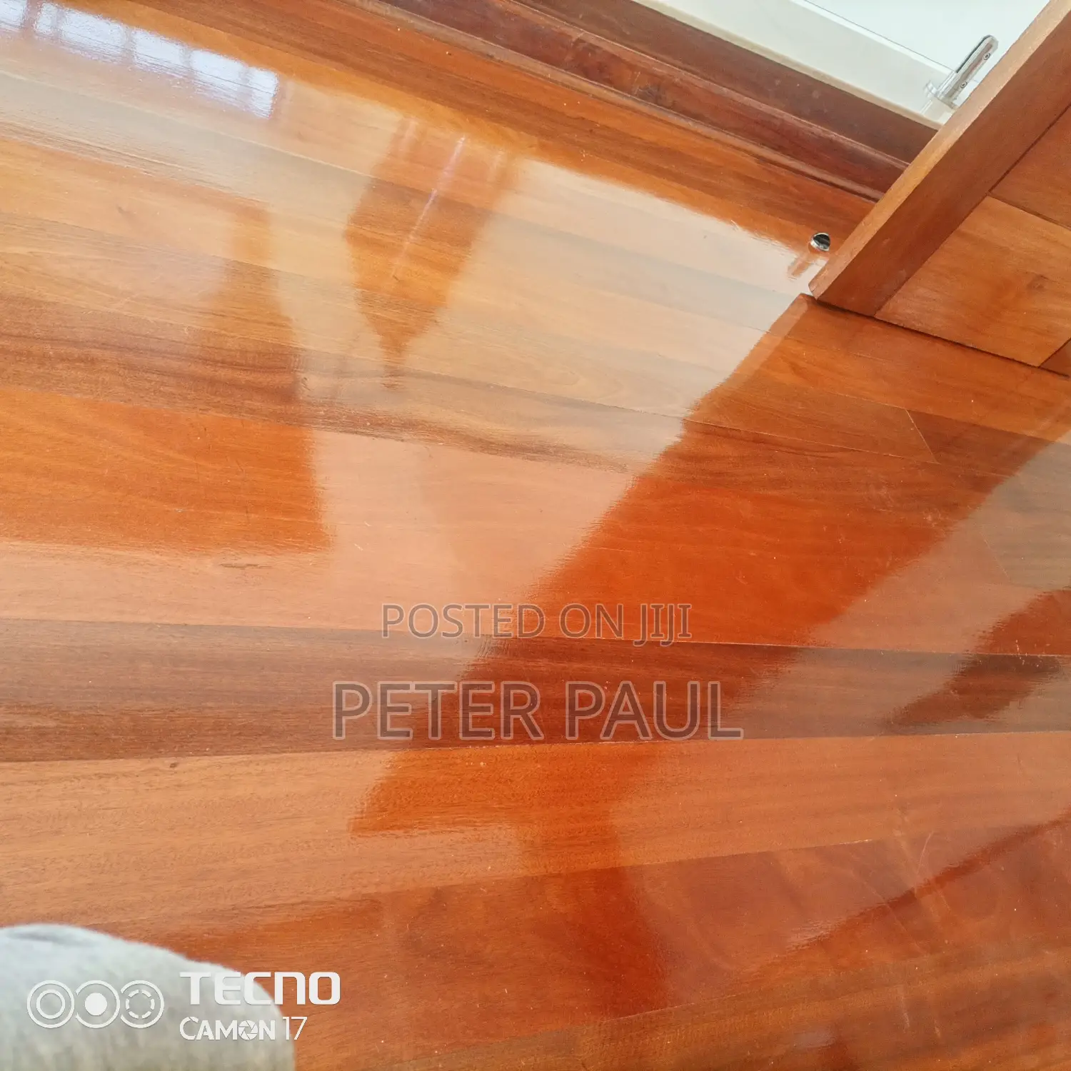 For Warm Living Room (Wooden Floor Ensures That)