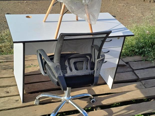 Office Chair/Desk - main view