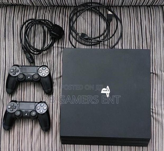 Play Station 4 Pro, 2 Pads - main view