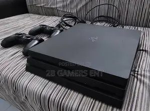 Play Station 4 Pro, 2 Pads