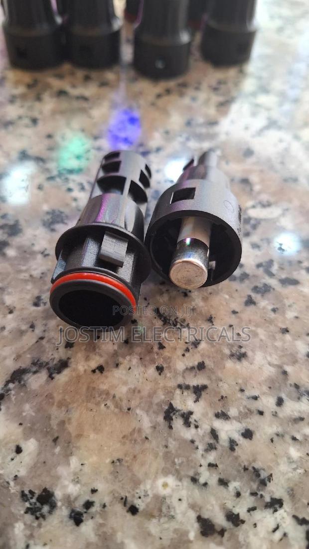 20A Mc4 With Fuse - main view