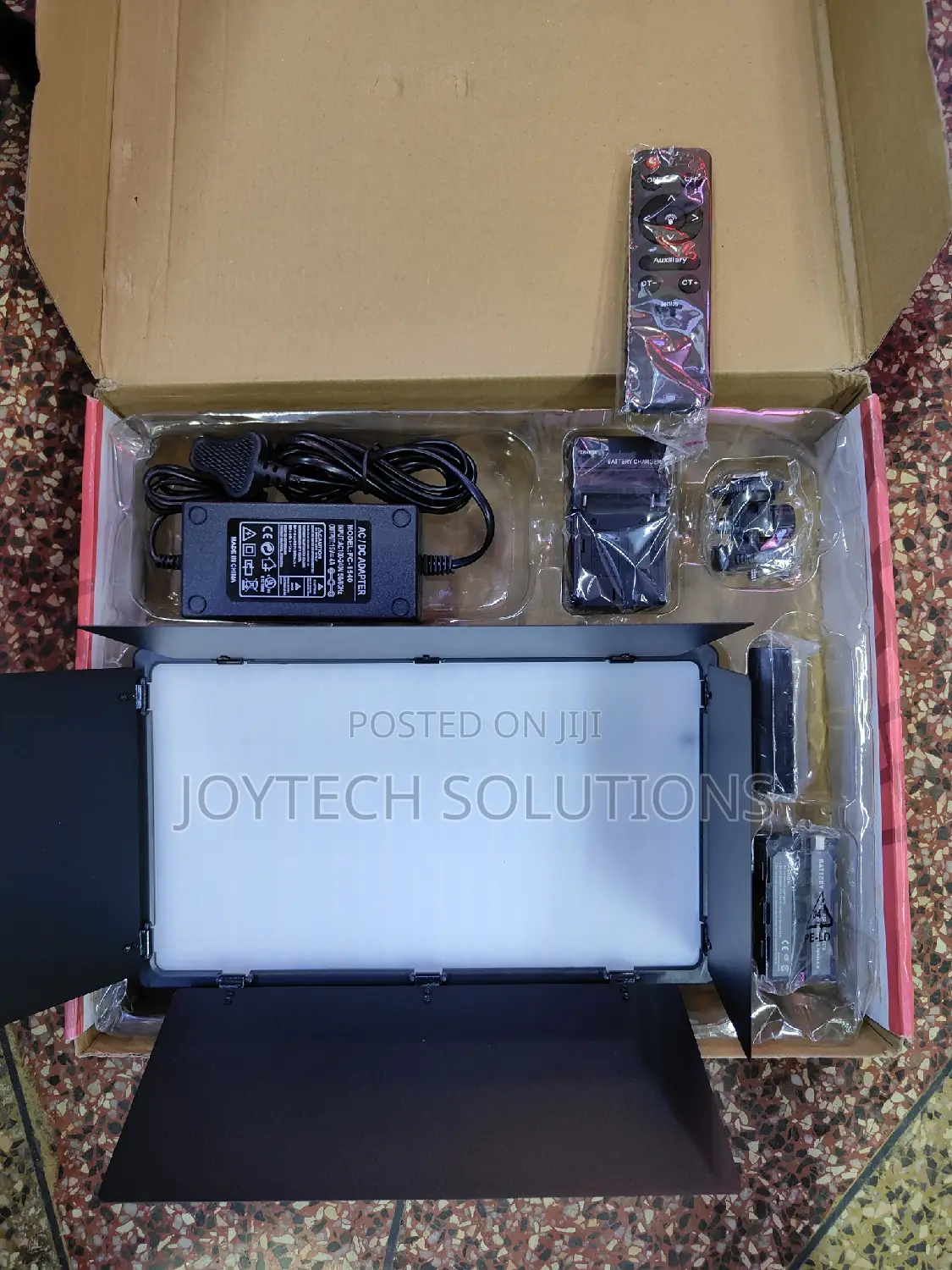 RGB Led 800+. Stand Two Batteries , Charger, Remote, Ac Adpt
