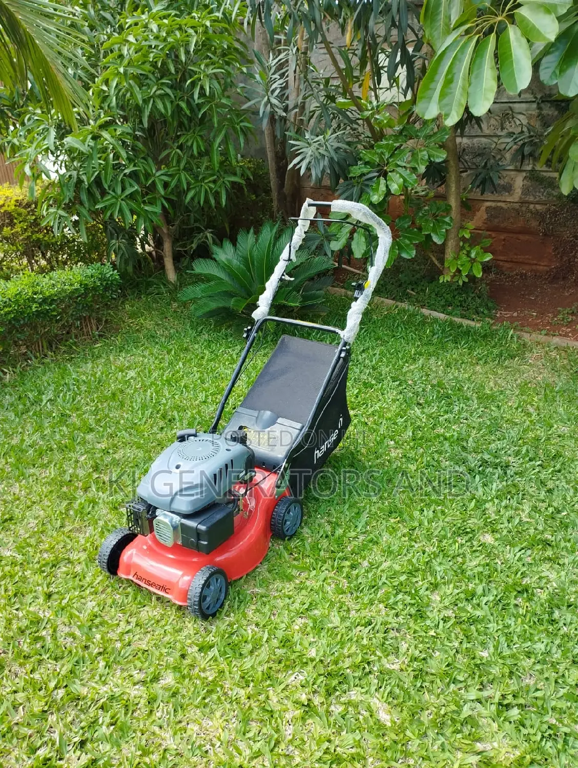 Lawnmowing Petrol Machine ,.