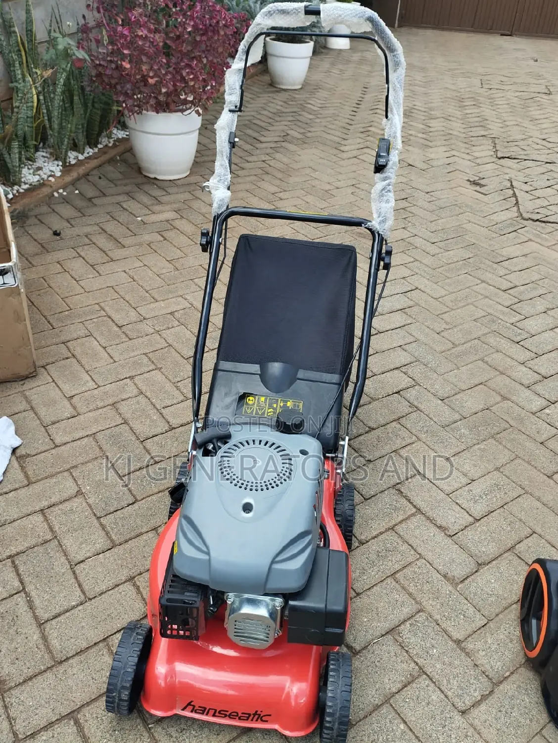 Lawnmowing Petrol Machine ,.