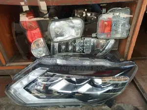 Headight Nissan Xtrail Nt32 2018 Model Zenon Type