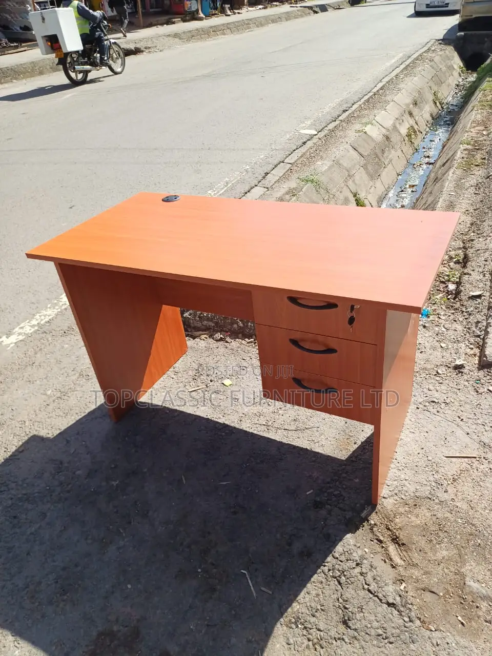 QUALITY OFFICE DESKS Available (Payment on Delivery)
