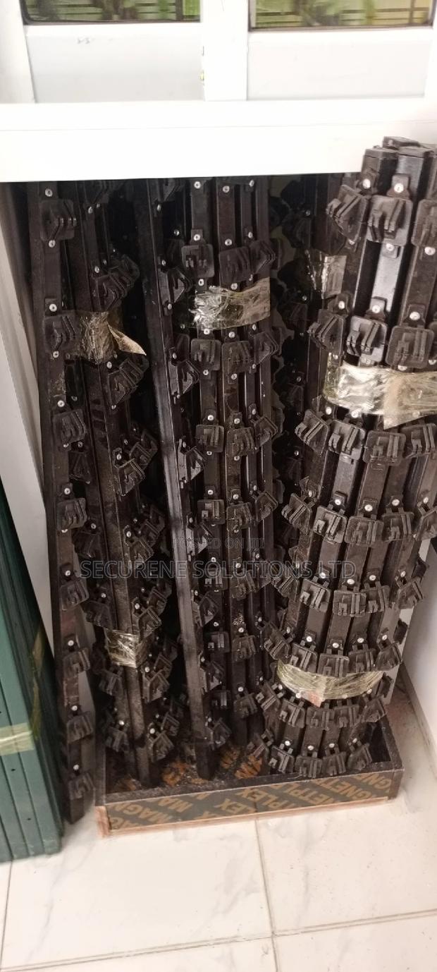 Electric Fence Posts W Poles 8 Strands - thumbnail 3