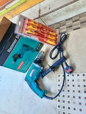 Makita Hammer/Impact Drill With a Free Screw Driver Set