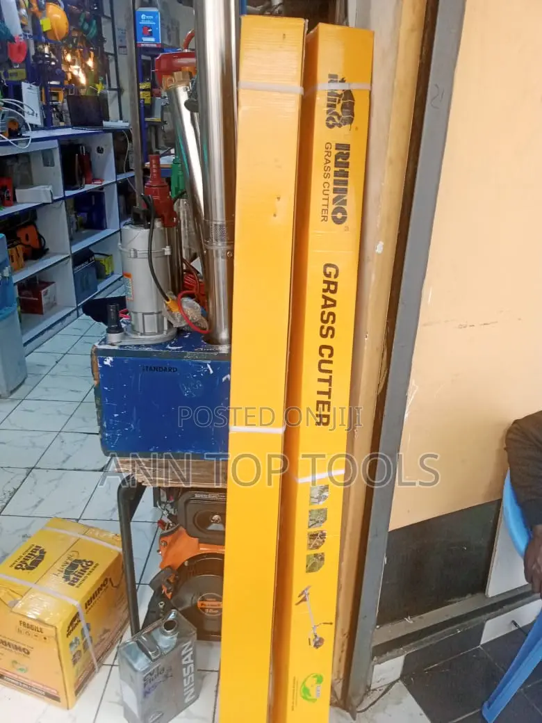 4 Stroke Rhino Brush Cutter With 8 Blades