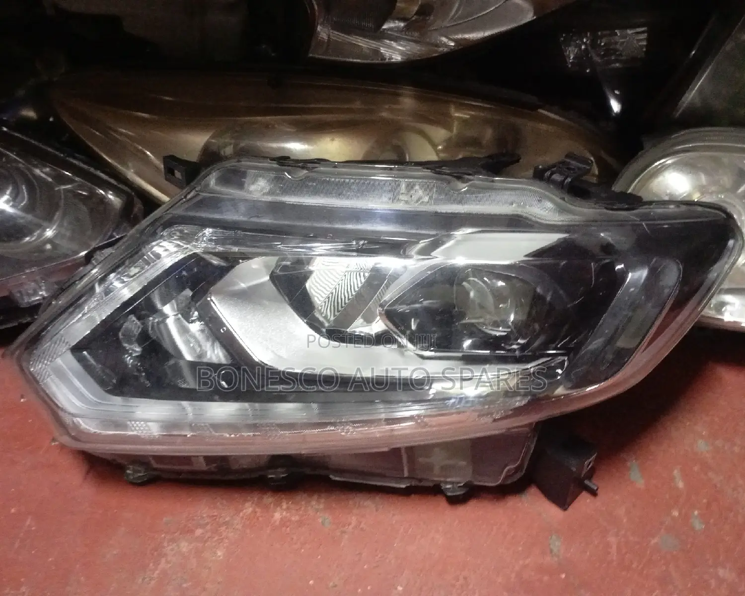 Nissan X-Trail NT-32 Left Xenon Headlight Assembly