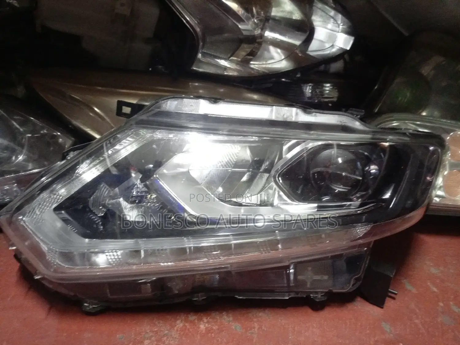 Nissan X-Trail NT-32 Left Xenon Headlight Assembly