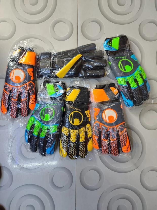 Quality Football Goalkeeper Gloves - thumbnail 2