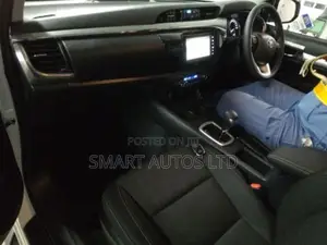 New Toyota Hilux 2023 Pearl