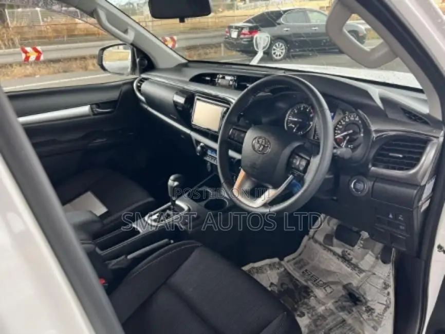 New Toyota Hilux 2023 Pearl