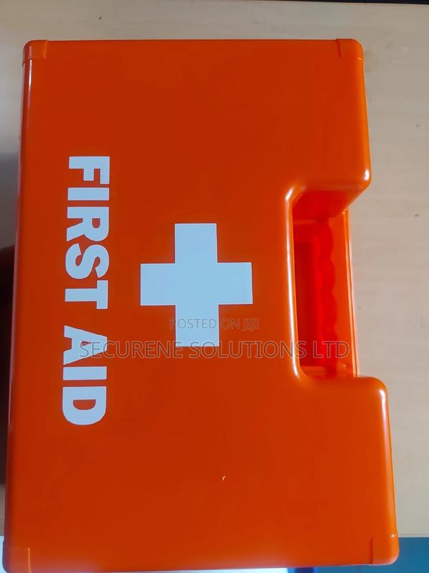 Medium Red First Aid Kit Covering Upto 30 People - thumbnail 4
