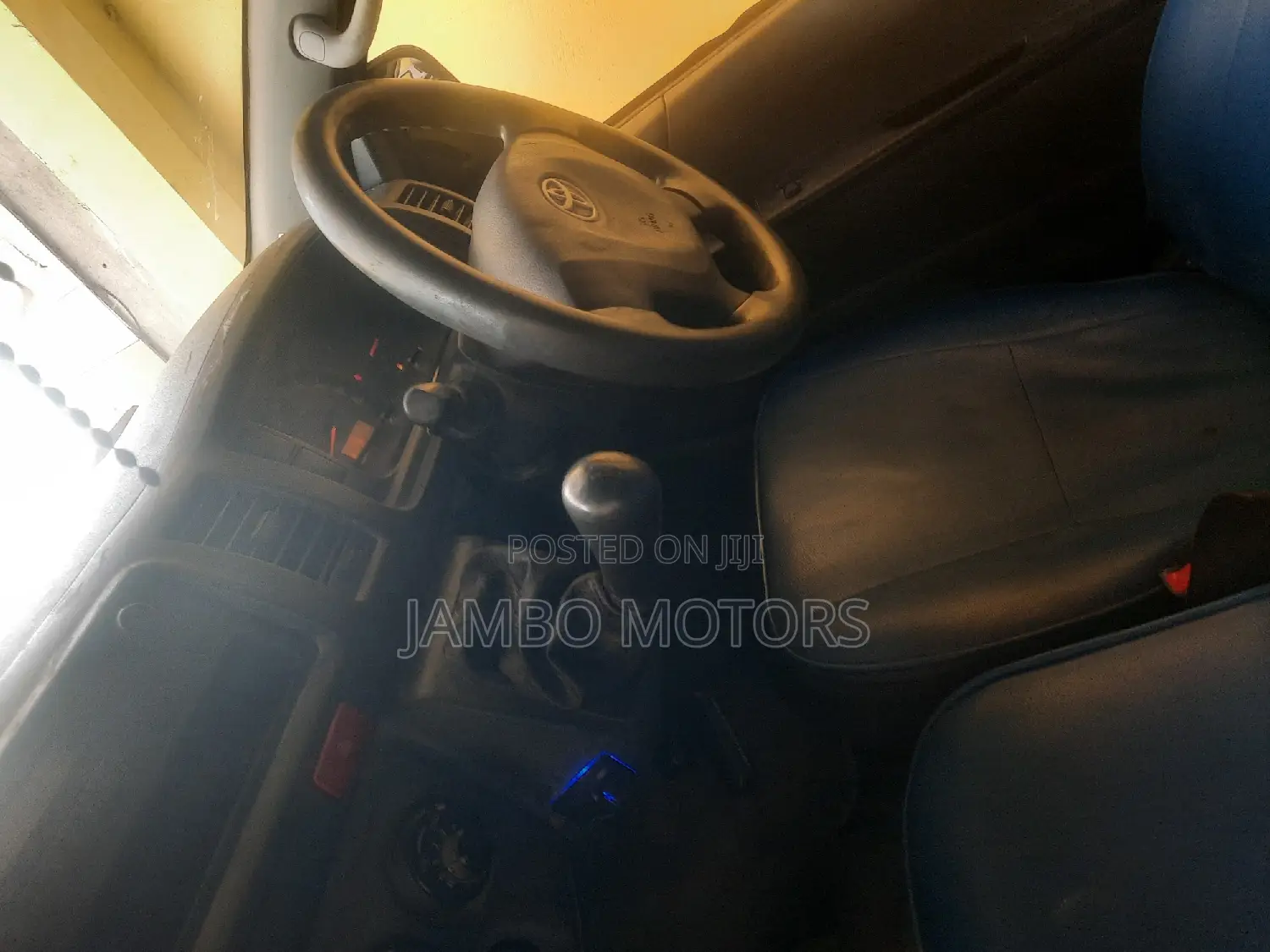 Toyota HiAce 2015 White