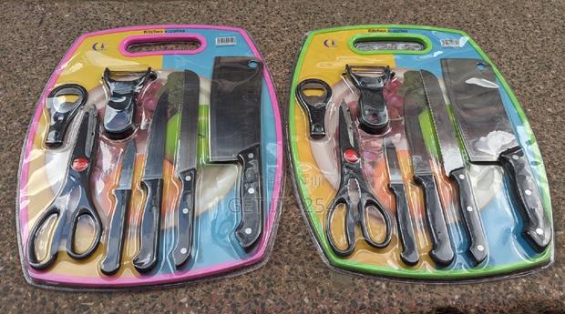 *8pcs Stainless Steel Knife Set With Plastic Chopping Board