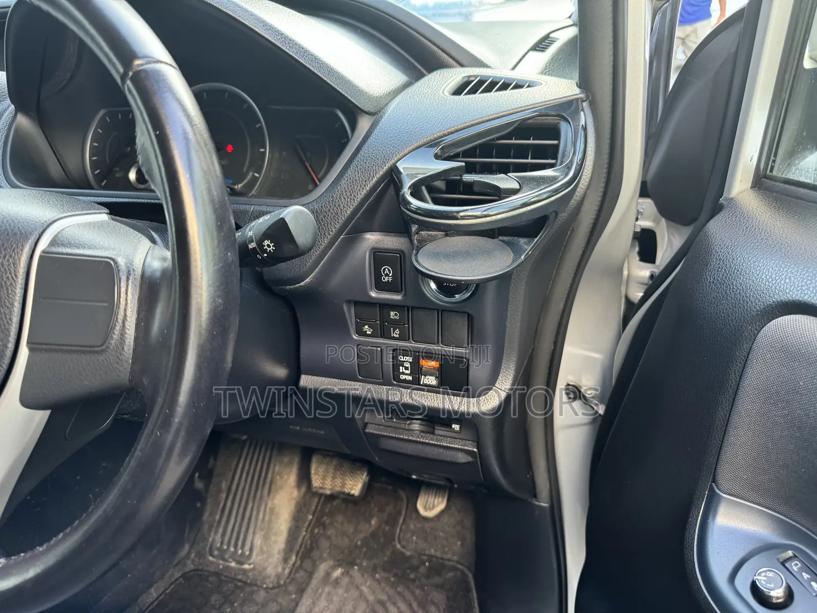 Toyota Noah 2.0 FWD (8 Seater) 2017 Silver