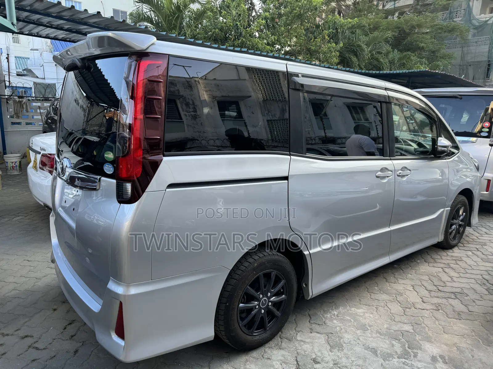 Toyota Noah 2.0 FWD (8 Seater) 2017 Silver