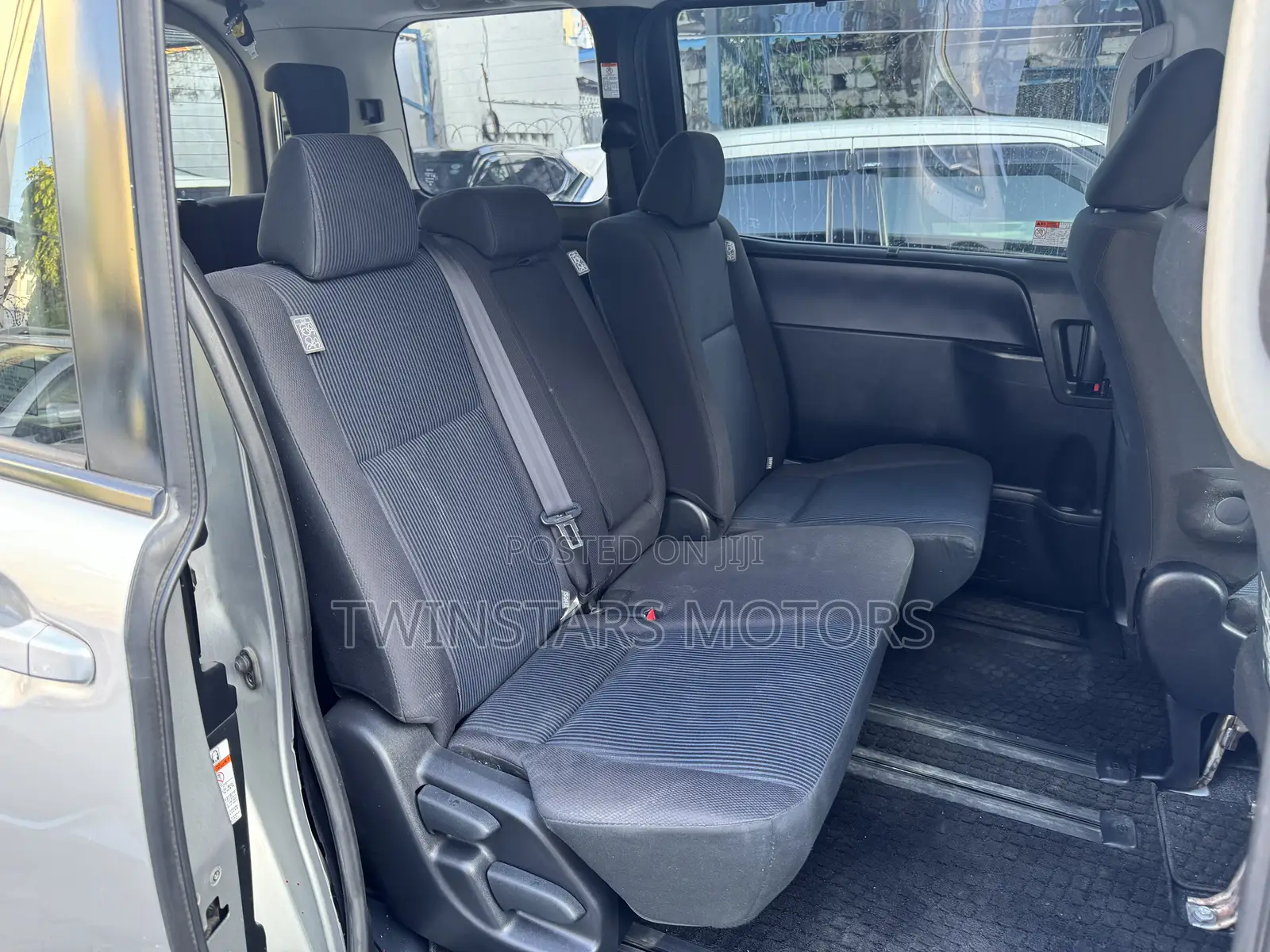 Toyota Noah 2.0 FWD (8 Seater) 2017 Silver