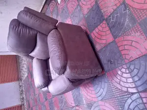 Spacious Single Seater Recliner Sofa