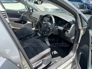 Volkswagen Golf 2017 Gold