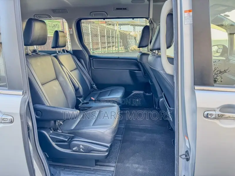 Toyota Esquire 1.8 FWD Hybrid (7 seater) 2017 Silver