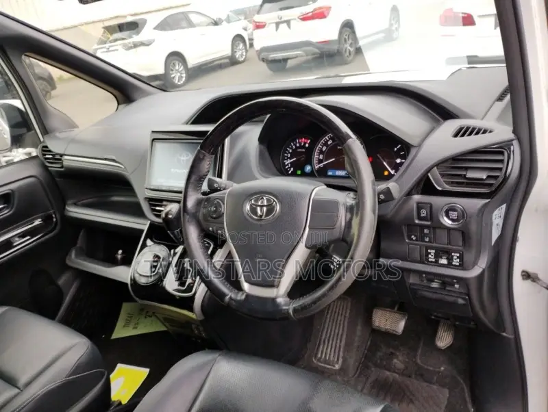 Toyota Esquire 1.8 FWD Hybrid (7 seater) 2017 Silver