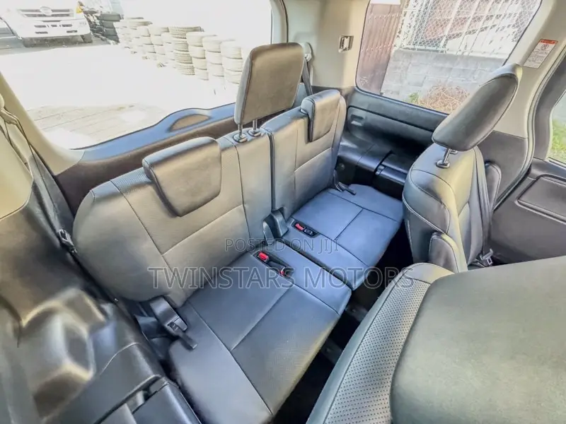 Toyota Esquire 1.8 FWD Hybrid (7 seater) 2017 Silver