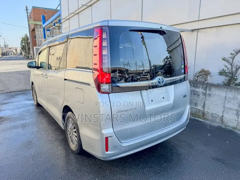 Toyota Esquire 1.8 FWD Hybrid (7 seater) 2017 Silver