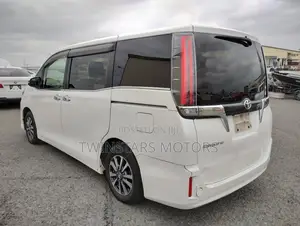 Toyota Esquire 2.0 FWD (8 seater) 2019 White