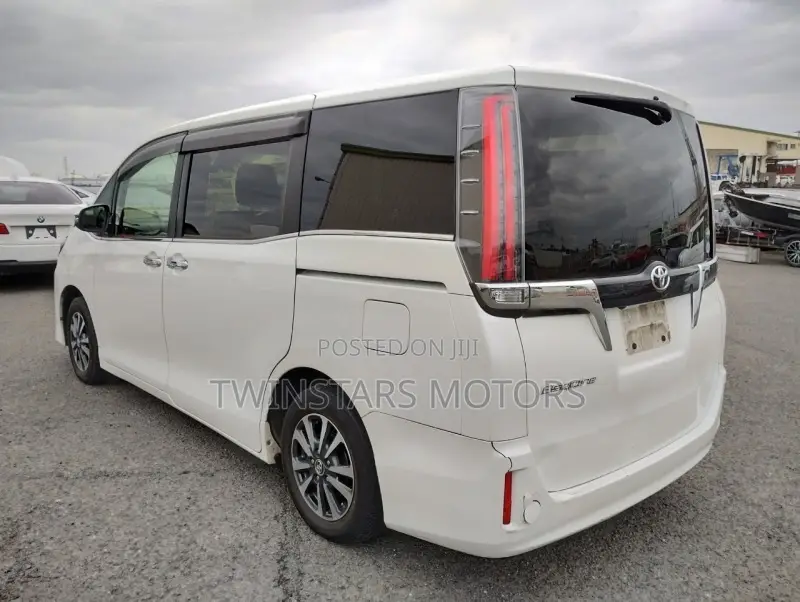 Toyota Esquire 2.0 FWD (8 seater) 2019 White