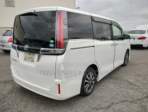 Toyota Esquire 2.0 FWD (8 seater) 2019 White