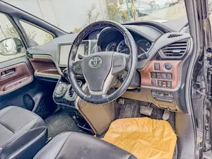 Toyota Esquire 2.0 FWD (8 seater) 2019 White